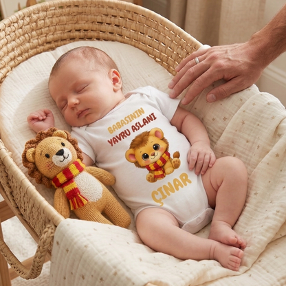 İsimli Babasının Yavru Aslanı Taraftar Temalı Sarı Kırmızı Bebek Body Zıbın