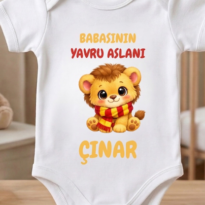 İsimli Babasının Yavru Aslanı Taraftar Temalı Sarı Kırmızı Bebek Body Zıbın
