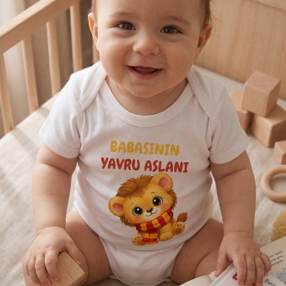 Babasının Yavru Aslanı Baskılı Taraftar Temalı Sarı Kırmızı Aslan Bebek Body Zıbın - %100 Pamuklu