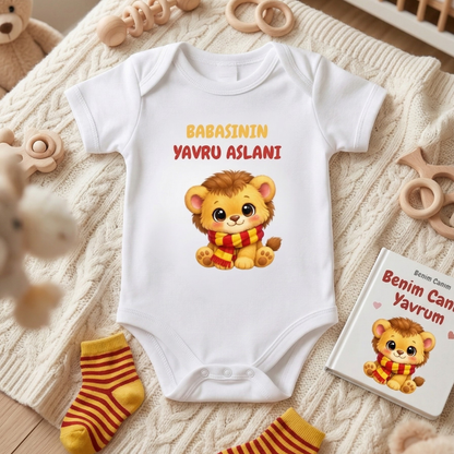 Babasının Yavru Aslanı Baskılı Taraftar Temalı Sarı Kırmızı Aslan Bebek Body Zıbın - %100 Pamuklu