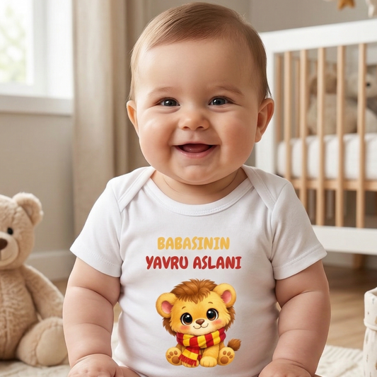 Babasının Yavru Aslanı Baskılı Taraftar Temalı Sarı Kırmızı Aslan Bebek Body Zıbın - %100 Pamuklu