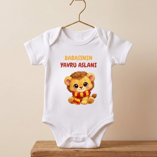 Babasının Yavru Aslanı Baskılı Taraftar Temalı Sarı Kırmızı Aslan Bebek Body Zıbın - %100 Pamuklu