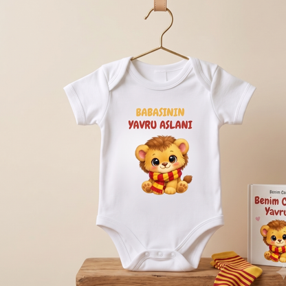 Babasının Yavru Aslanı Baskılı Taraftar Temalı Sarı Kırmızı Aslan Bebek Body Zıbın - %100 Pamuklu