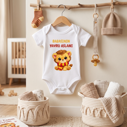 Babasının Yavru Aslanı Baskılı Taraftar Temalı Sarı Kırmızı Aslan Bebek Body Zıbın - %100 Pamuklu
