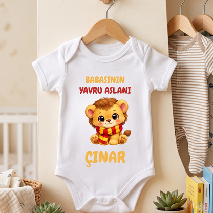 İsimli Babasının Yavru Aslanı Taraftar Temalı Sarı Kırmızı Bebek Body Zıbın